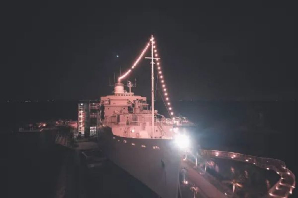 Doulos Phos The Ship Hotel at night with a romantic atmosphere