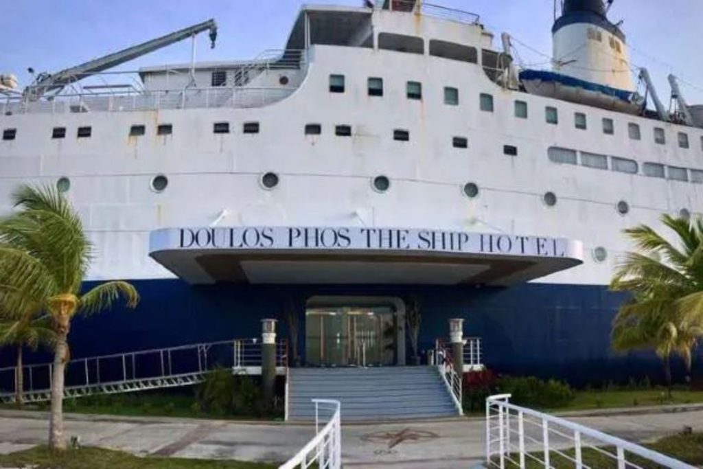 Entrance to the lobby at Doulos Phos The Ship Hotel
