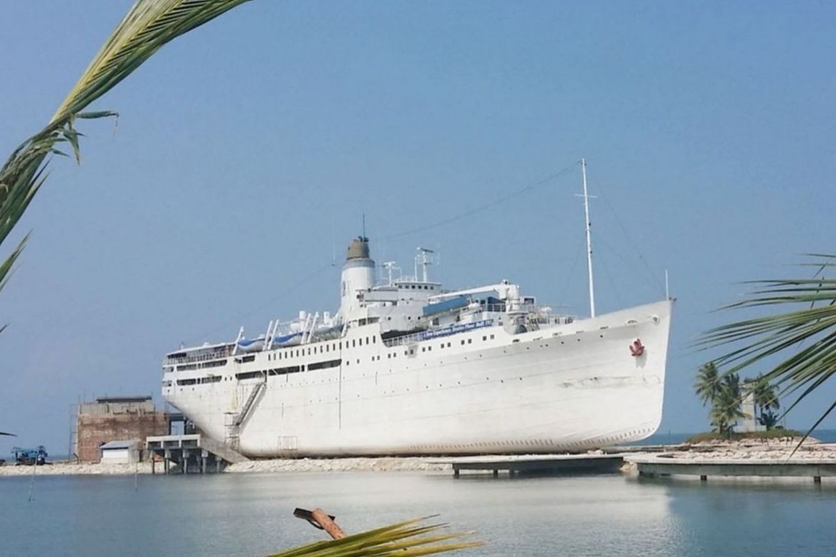 How to Get to Doulos Phos The Ship Hotel Easily